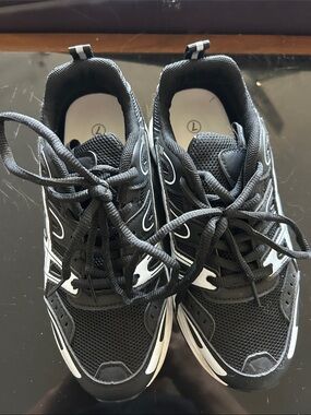 Almost brand new woman’s runners
